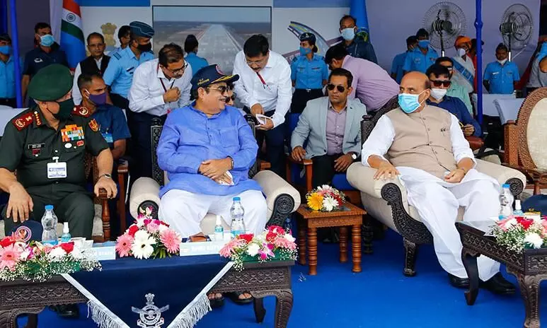 راجناتھ، گڈکری نے بارمیر میں قومی شاہراہ پر آئی اے ایف کے طیاروں کے لیے ہنگامی لینڈنگ کی پٹی کا افتتاح کیا۔ راجناتھ، گڈکری نے بارمیر میں قومی شاہراہ پر آئی اے ایف کے طیاروں کے لیے ہنگامی لینڈنگ کی پٹی کا افتتاح کیا۔