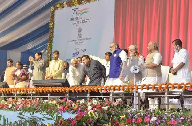 راجناتھ، گڈکری نے بارمیر میں قومی شاہراہ پر آئی اے ایف کے طیاروں کے لیے ہنگامی لینڈنگ کی پٹی کا افتتاح کیا۔