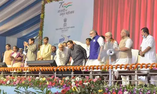 راجناتھ، گڈکری نے بارمیر میں قومی شاہراہ پر آئی اے ایف کے طیاروں کے لیے ہنگامی لینڈنگ کی پٹی کا افتتاح کیا۔